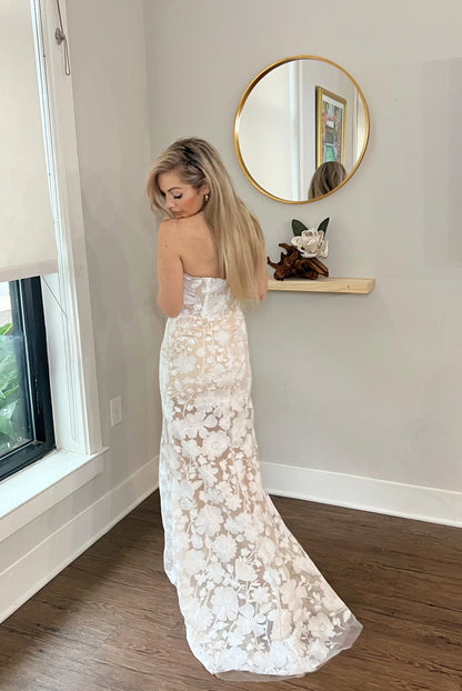 Romantic Floral Lace Wedding Dress with Sweetheart Neckline
